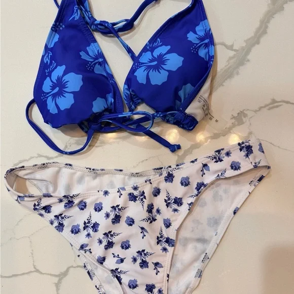 4 Bikini Sets - all medium - Picture 9 of 11